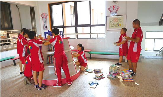 曹娥街道中塘学校设置开放书架好读书