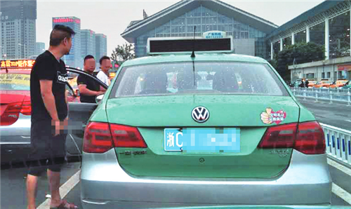 的哥随地小便市民阿甲供图