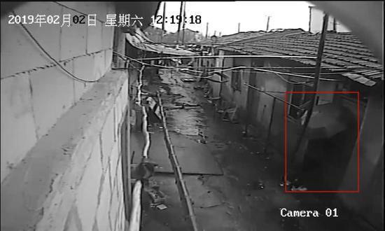 图为撬锁现场。监控截图