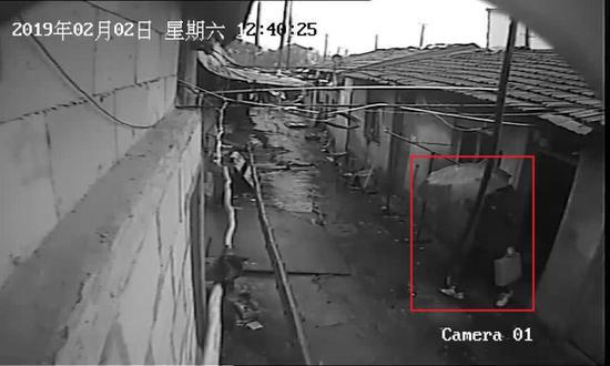 图为拎箱离开。监控截图
