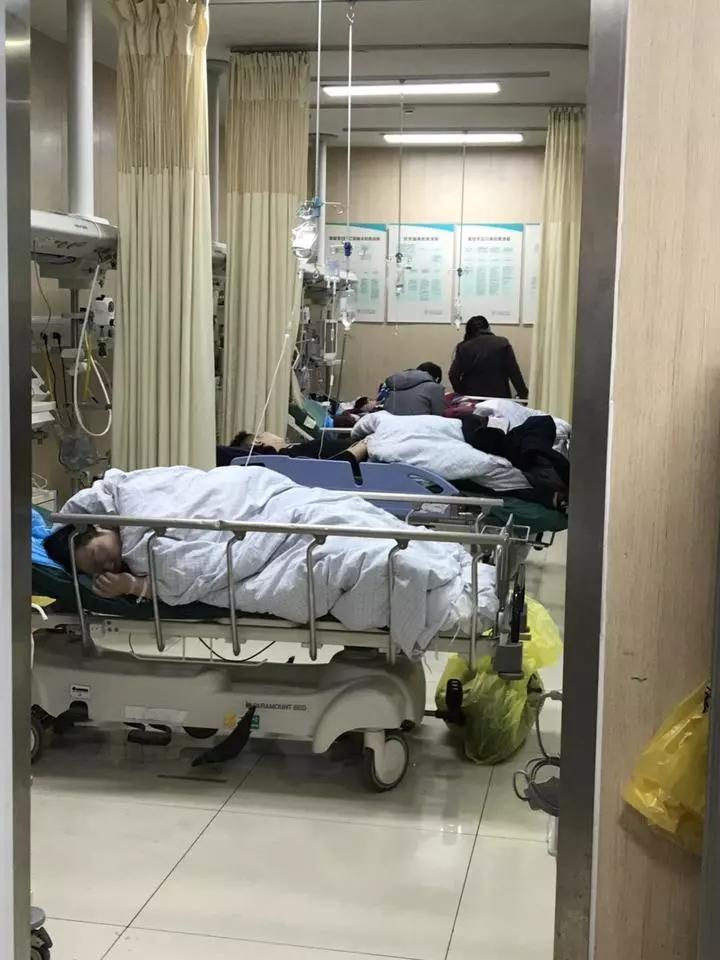 急诊躺着多位醉酒的人