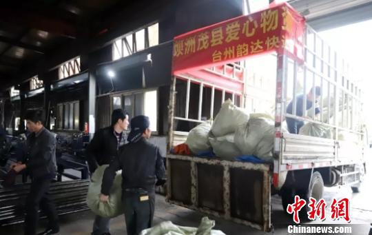 图为:“爱心物资车”从浙江玉环前往四川茂县 沈思维 摄