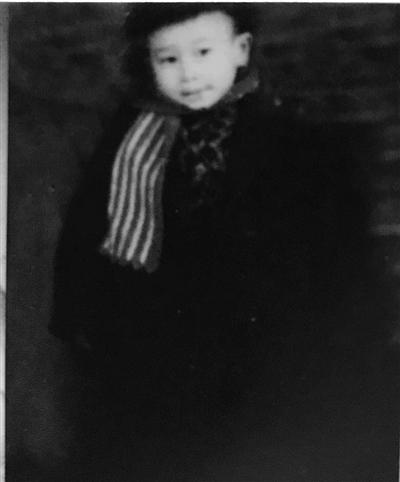 陈燮君1956年(4岁)摄于宁波中山公园。受访者供图