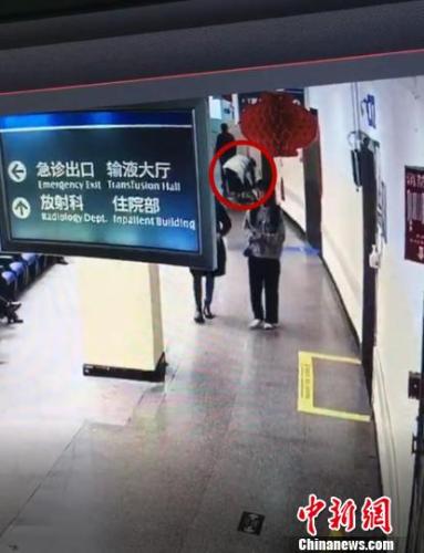 图为:监控显示疑似有人弯腰捡东西 台州市中心医院供图 摄