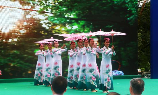 图为发布仪式现场演出。新华网 张灵摄