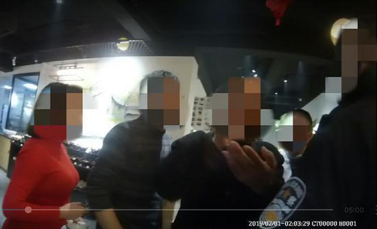 李某在火锅店闹事。 吴兴公安提供