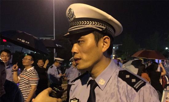图为:活动现场,台州交警局党委副书记、政治处主任杨枫。鲍人省 摄