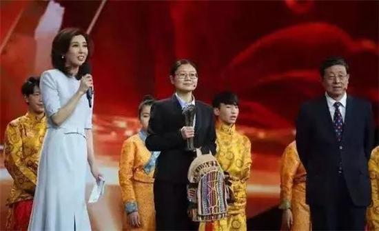 2017年,央视年度“最美医生”颁奖晚会上,周南领奖。