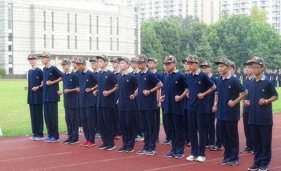 杭州第四中学 还有部分中学直接使用校服军训.