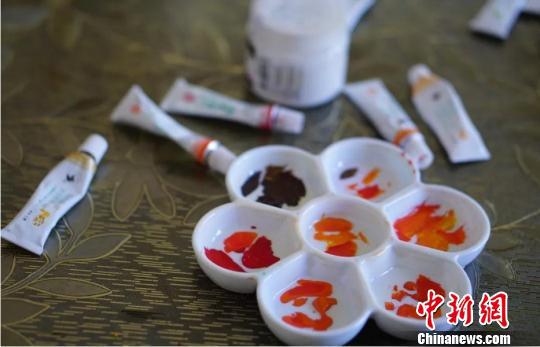 图为:颜料与调色盘。受访者供图