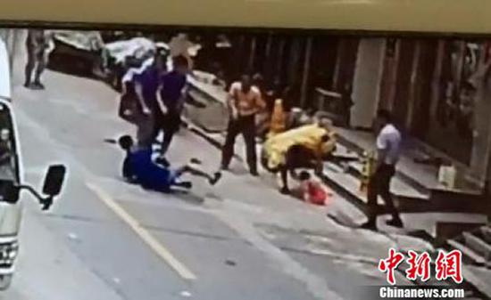 监控画面显示:女童坠落后袁润生倒地。