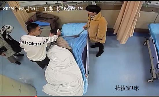 ?#22025;?#22899;子急救现场。 杨宇翔 摄