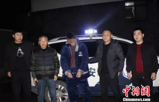 图为蔡秀根一行人将逃犯带回。平湖公安供图