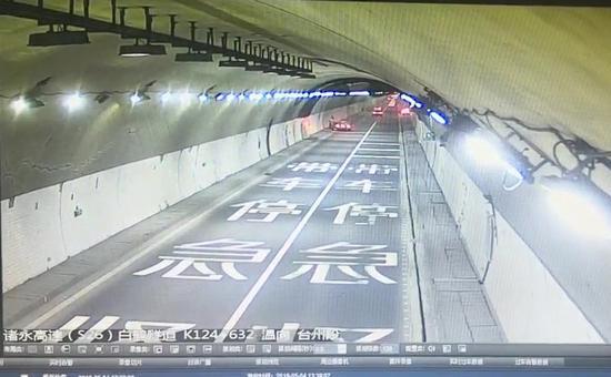 图为:民警徒手将无法移动的事故车辆推至硬路肩 王颖俊 摄