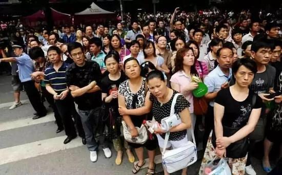 每年高考时,陪考家长总会形成“另一道风景线”