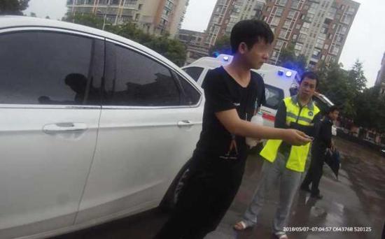 “给,帮我把车停停好。”刚下了车的冯某迷迷糊糊,将民警当成了停车场的代停员。