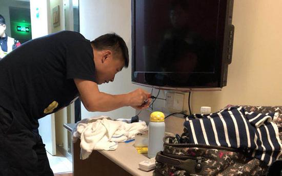 金华男子发现汉庭酒店房间内有摄像头 警方:在