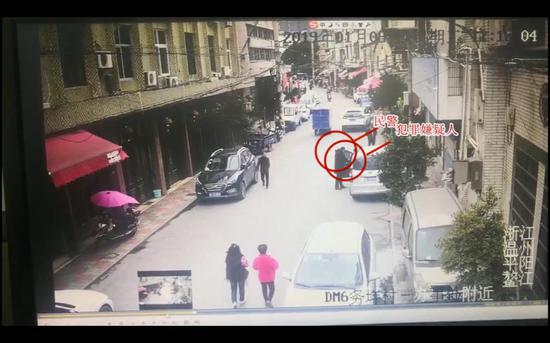 张某打开车门上车后民警快速冲上前将其控制 。 平阳警方供图