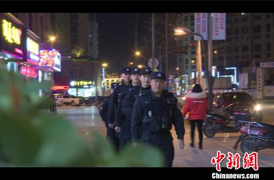 除夕,吕月华和他的队员们在街道上巡逻 公安提供