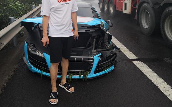 图为:23岁小伙穿拖鞋开车上高速 齐武阳 摄