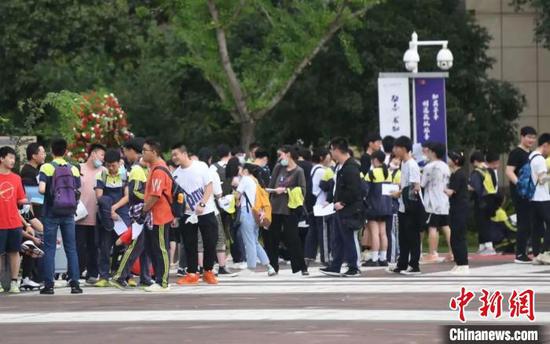 浙江杭州某考点，学生正等待入场。　王刚　摄