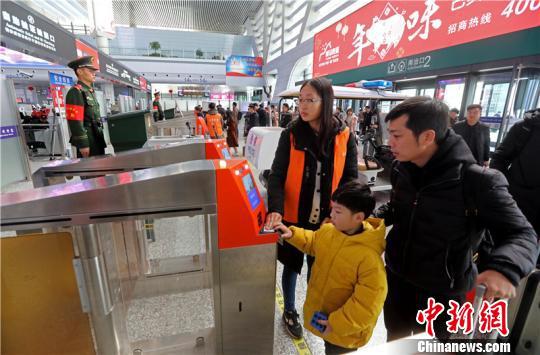 图为乘客“刷脸”进站。 丁继敏 摄