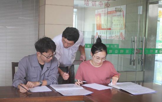 图为:辽宁科技大学大学生在常山企业实习。常山县人力社保局供图