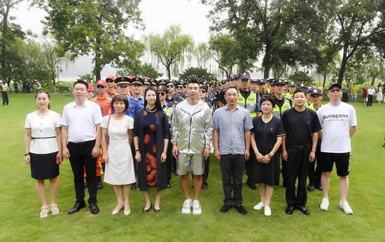 图为:著名演员、武术家赵文卓与中新社浙江分社常务副社长、总编辑柴燕菲,杭州西湖风景名胜区党委副书记、管委会副主任金恒等在西湖边合影。王刚 摄