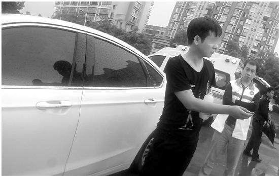 涉事司机在与交警理论。
