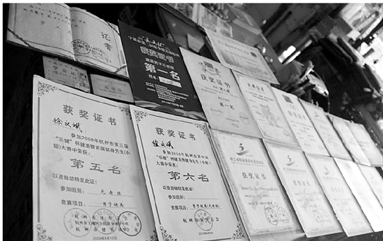 下图:奖状铺满两个桌子。