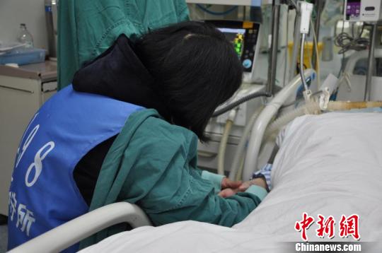 在女儿病榻前,黄某留下了悔恨的泪水。永康市看守所提供