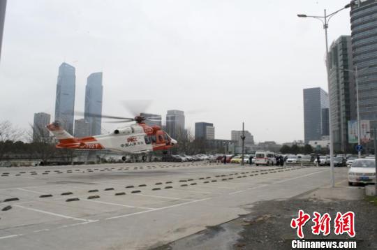 直升机 李沙楠 摄