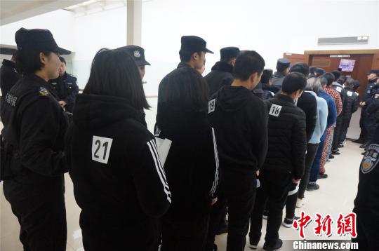 被告人等待庭审。 下城法院 摄