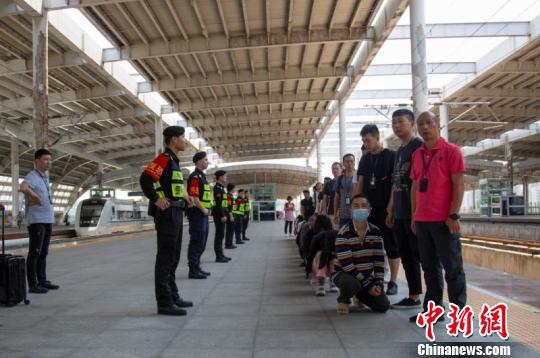 截至目前该案共有45名犯罪嫌疑人落网,并均已被采取刑事强制措施。苍南警方供图