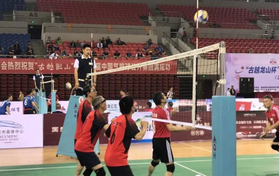 前国家女排主教练袁伟民亲临绍兴给青少年上排