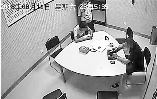 民警深夜给两人做调解工作。