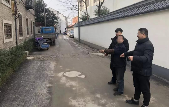 看来,杨大伯不光需要在拘留所里冷静冷静,更需要找精神科医生看看。