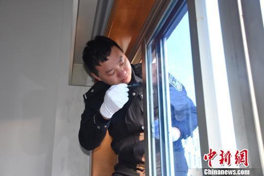 正在全神贯注地勘察现场的徐荣华 警方提供