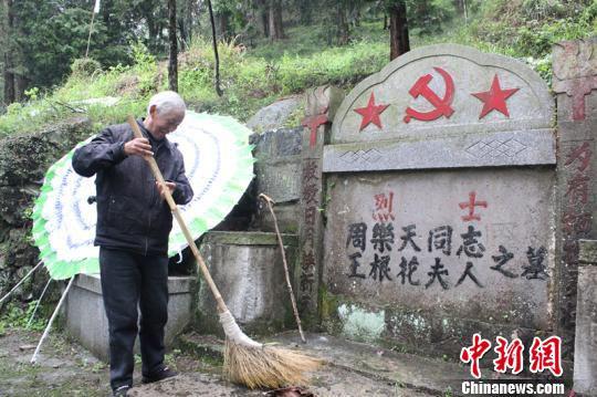 图为周洪富扫墓。 卓建青 摄