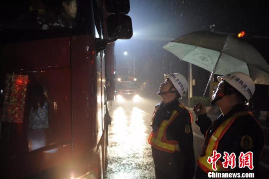 图为:金兵生雨夜执法。海盐交通运输局供图