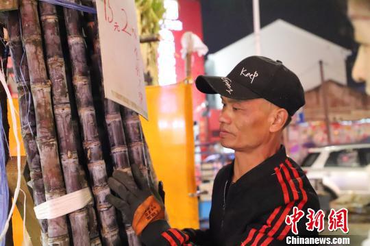 图为“甘蔗小哥”成国梁。 胡小丽 摄