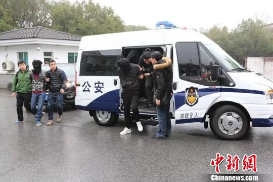 警方抓捕嫌疑人。湖州开发区公安提供