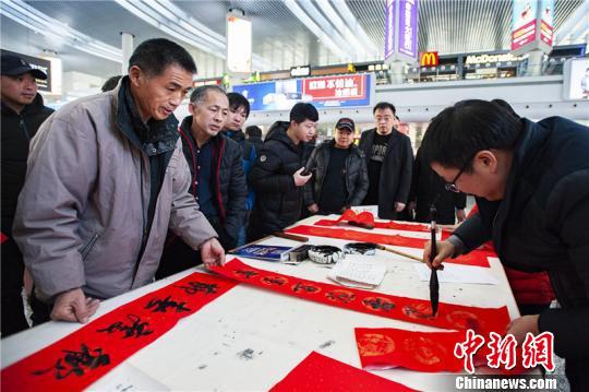 图为春运首日,铁路宁波站送“祝福”。 丁继敏 摄