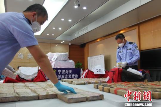 宁波海关缉私警察清点相关毒品案涉案毒品。宁波海关供图
