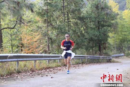 王煜晅酷爱健身跑步,准备用跑步来跨年 黄保平提供