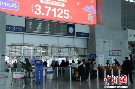 旅客赶“末班车”回家团圆 胡小丽 摄
