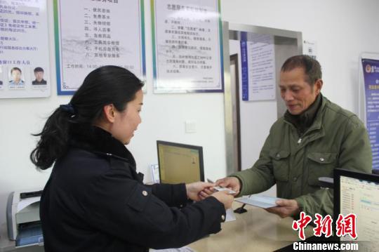 民警千里取证助其落叶归根。黄佳悦 摄