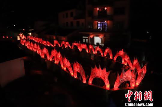 宛若一条“火龙”在地面舞动游走 遂昌提供 摄
