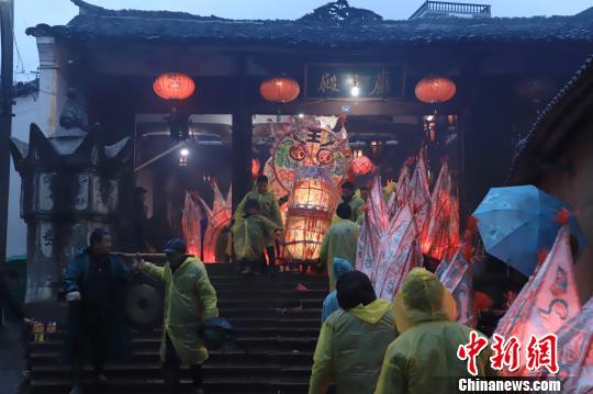 小马埠村的“板龙”共有45节,需要60多名村民配合才能舞动 遂昌提供