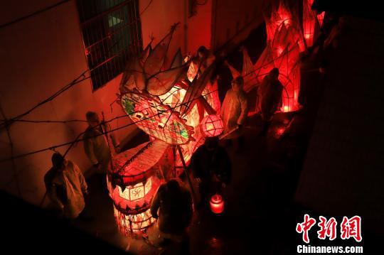 宛若一条“火龙”在地面舞动游走 遂昌提供